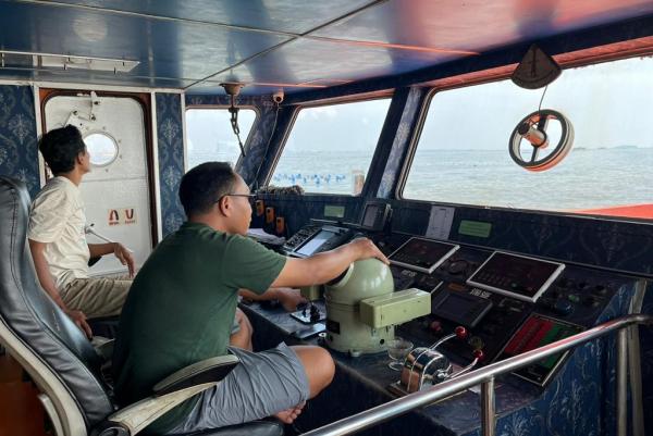 Nakhoda Teras BRI Kapal Bahtera Seva I, Andi Bagus Trianto dan Kepala Kamar Mesin (KKM), Gian saat berlayar menuju Pulau Panggang, Kepulauan Seribu, Senin (15/6/2026). (Foto: Rizky Agustian)