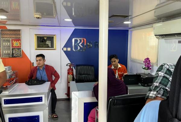 Kapal Bahtera Seva I 1 Aktivitas pelayanan di Teras BRI Kapal Bahtera Seva I. (Foto: Rizky Agustian)
