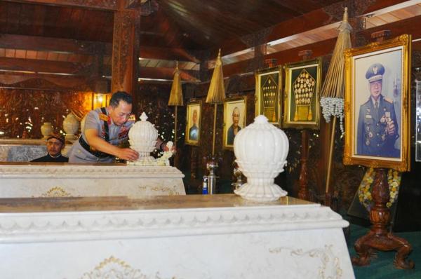 Kapolri Ziarah dan Tabur Bunga di Makam Soeharto Jelang Hari Bhayangkara