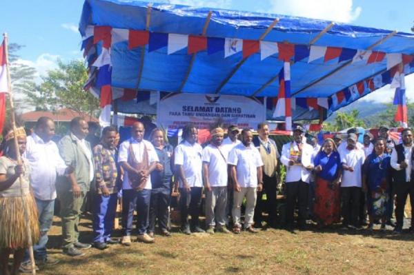 Wakil Bupati Yalimo Yan Kiraklak ketua perindo Wakil Bupati Yalimo Yan Kiraklak dikukuhkan sebagai Ketua DPD Partai Perindo Kabupaten Yalimo oleh Ketua DPW Partai Perindo Papua Pegunungan, Jhon Richard Banua. (Foto: Ist)