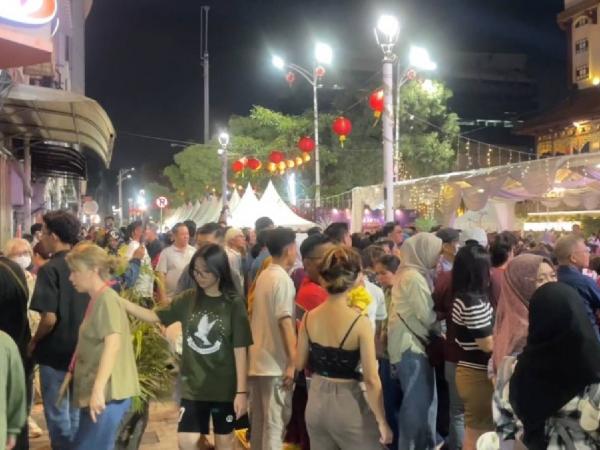 Ramainya pengunjung di acara Jakarta Night Market Glodok 2026. (Foto: Niko Prayoga)