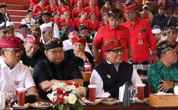 Parade Budaya Tabanan Bupati Tabanan, Dr I Komang Gede Sanjaya saat membuka festival budaya. (Foto: ist)