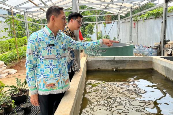 Kebun Gangnam Lurah Pegangsaan Dua, Sarmudi saat meninjau kolam budidaya ikan lele di Kebun Gangnam. (Foto: Rizky Agustian)