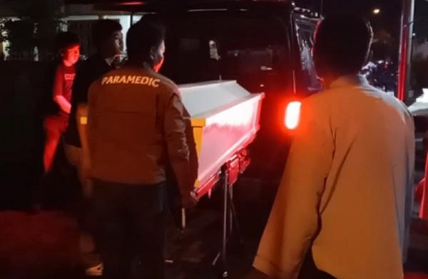ASN Bangkalan Tewas Tim medis mengevakuasi jasad ASN Pemkab Bangkalan yang ditemukan membusuk dalam mobil di parkiran Bandara Juanda. (Foto: iNews)