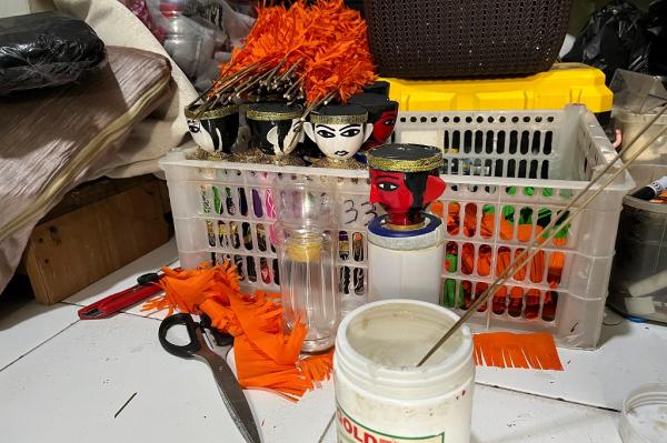Proses pembuatan miniatur ondel-ondel yang dilakukan Lukman Hakim. (Foto: Rizky Agustian)