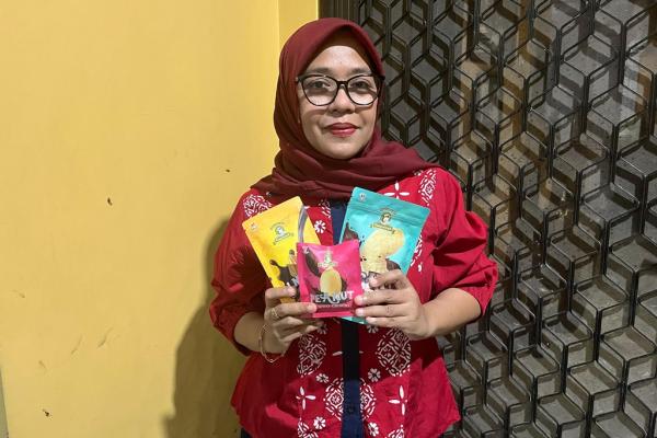 Salmi berpose dengan produk Cangcomak buatannya. (Foto: Rizky Agustian)