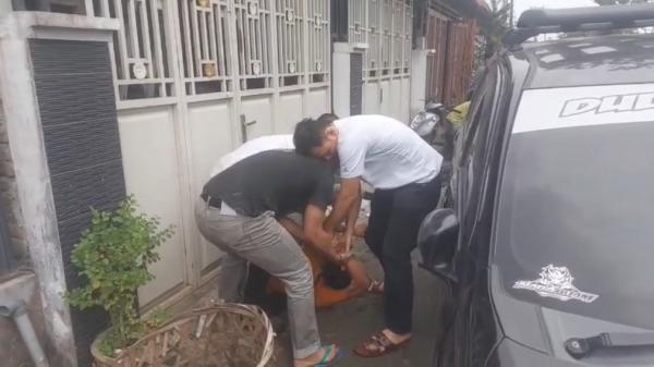Driver Taksi Online Jadi Pengedar Narkoba, Meronta saat Ditangkap Usai Tabrak Rumah dan Motor