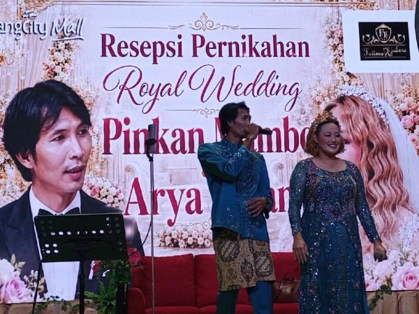 Heboh! Pinkan Mambo dan Arya Khan Sibuk Ngamen saat Resepsi Pernikahan di Mal 