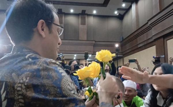 Nadiem Makarim Diberikan Mawar Kuning di Ruang Sidang jelang Vonis