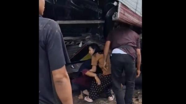 Bus Karya Agung Tabrak Tempat Cuci Motor di Asahan, Warga Berjibaku Evakuasi Korban