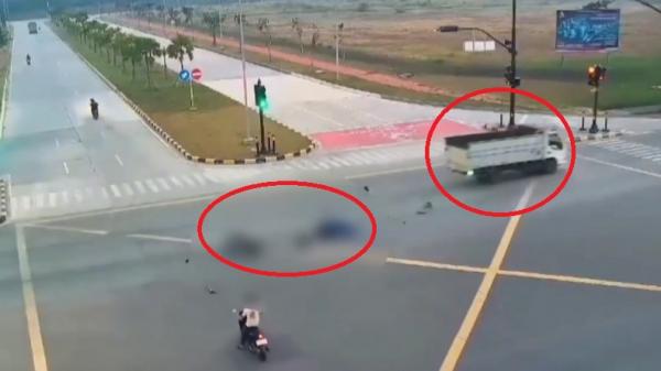 Terobos Lampu Merah Perempatan Jalan Raya Ganesha Boulevard, Truk Tabrak Motor Terekam CCTV