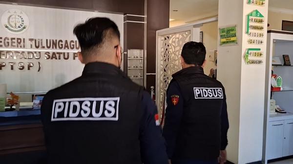 Kejari Geledah Kantor BPKAD dan Disbudpar Tulungagung