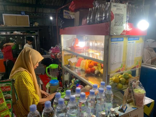 KUR BRI mendorong usaha jus pensiunan guru di Bekasi tumbuh stabil, aman berkat asuransi lapak, dan berkelanjutan. (Foto: Reynaldi Hermawan/iNews.id)