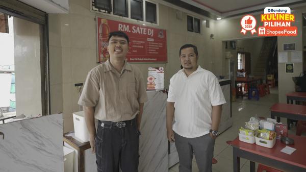 Sate DJ Aa Juju (kiri) bersama Muhammad Munip, manajer Sate DJ (kanan). (Foto: dok Shopee)