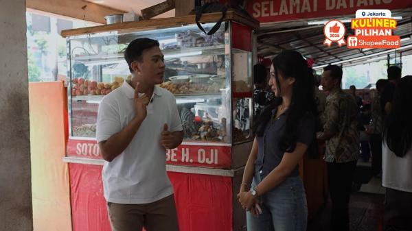 Soto Betawi Globe H. Oji Aa Juju (kiri) bersama Dea Nadia, pemilik Soto Betawi Globe H. Oji (kanan). (Foto: dok Shopee)
