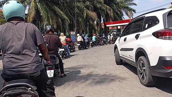Pertalite Langka, Antrean Kendaraan di SPBU Bangkalan Mengular