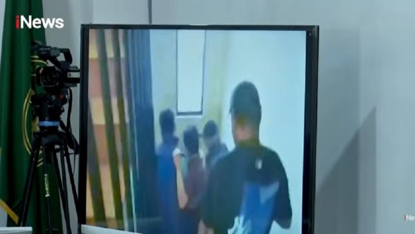 Roy Suryo Putar Video Penangkapannya, Perlihatkan Polisi Memaksa Masuk ke Rumah
