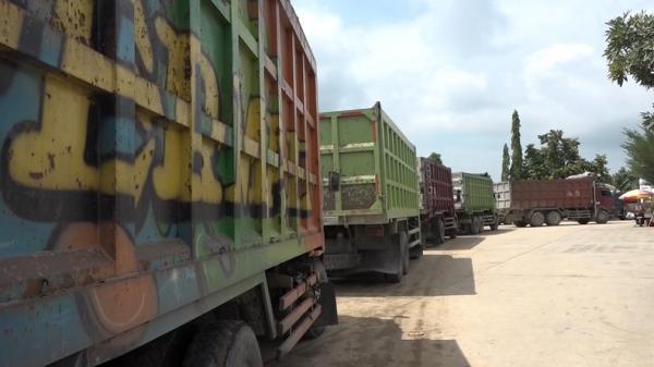 Sopir Truk di Pelalawan Antre 2 Hari demi Solar Subsidi