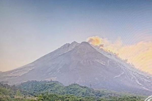 Gunung Merapi Luncurkan Awan Panas Sejauh 1,7 Km, Warga Diminta Waspada
