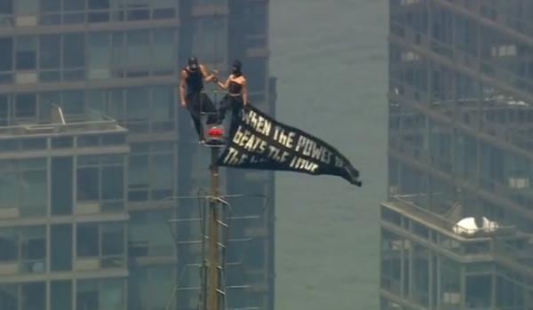 Ekstrem! Pasangan Ini Panjat Ujung Antena Empire State Building New York untuk Lamaran