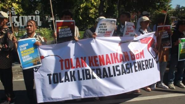Mahasiswa dan Pemuda Demo di Surabaya, Tolak Kenaikan Harga BBM dan Liberalisasi Energi