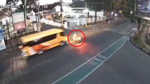 Detik-Detik Elf Tabrak Pemotor hingga Tewas di Bondowoso Terekam CCTV, Korban Terseret