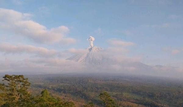 Gunung Semeru Erupsi Pagi Ini, Semburkan Abu Vulkanik Setinggi 1,4 Km