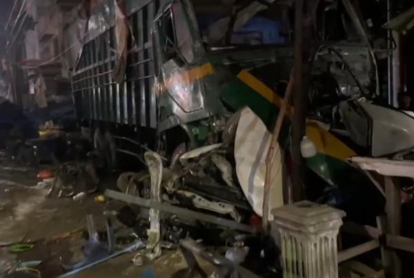 Kecelakaan Maut Truk Seruduk 2 Mobil dan 10 Motor di Labusel, 1 Tewas 14 Luka
