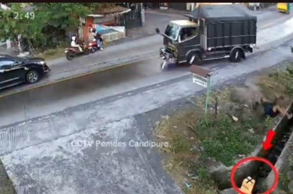 Ngeri! 2 Truk Adu Banteng di Lumajang Terekam CCTV, Sopir Terpental Masuk Selokan