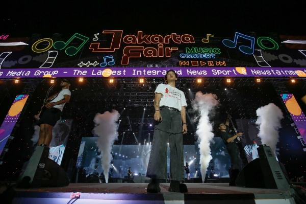 Meriah! iNews Media Group Bagi-Bagi Hadiah di Konser Jakarta Fair, Ribuan Penonton Antusias