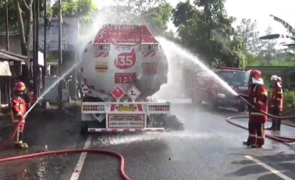 Truk Tangki Berisi 24.000 Liter Pertalite Terbakar di Cianjur, Lalin Macet Total