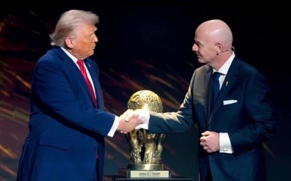 Blak-blakan, Trump Lobi Presiden FIFA untuk Batalkan Kartu Merah Folarin Balogun