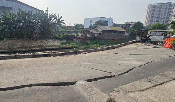 Warga Ungkap Penyebab Jalan Ambles 100 Meter di Pulogadung