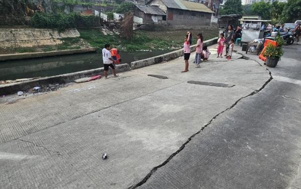 5 Bulan Belum Diperbaiki, Jalan Ambles di Pulogadung Makin Parah