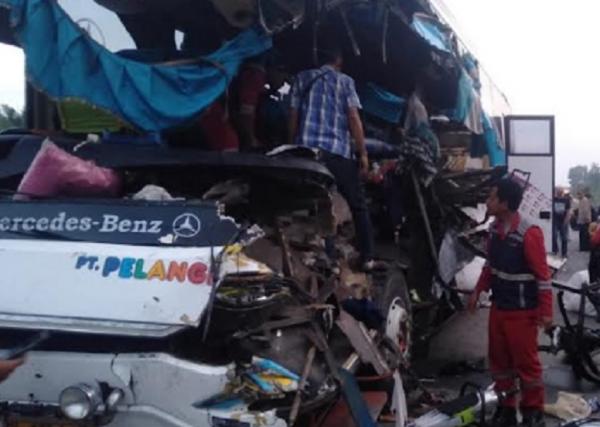 Kronologi Bus Tabrak Truk Tronton di Tol Pekanbaru Tewaskan 2 Orang dan 16 Luka-Luka