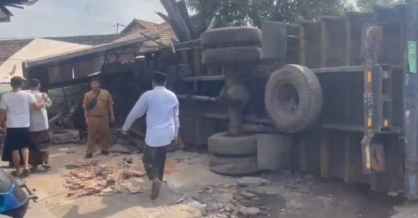 Kecelakaan di Pasuruan, Truk Bermuatan Kardus Hantam Warung dan 2 Rumah