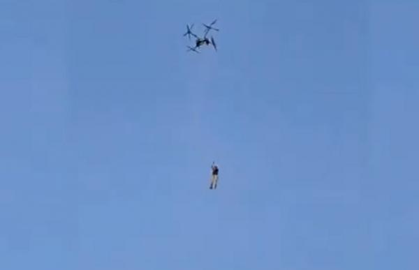 Viral Petani di Tuban Terbang Pakai Drone Raksasa, Angkut Pupuk Lewati Tambak