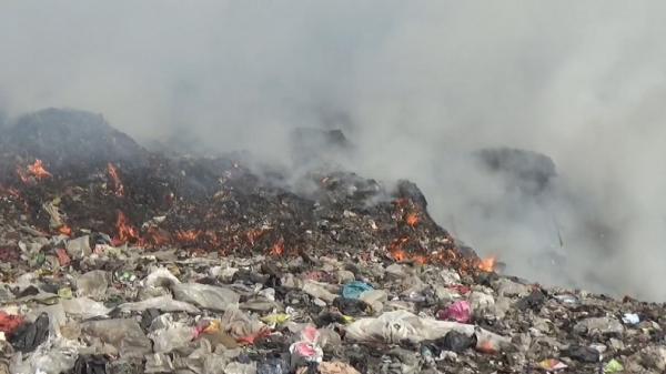 Kebakaran TPA Cikolotok Purwakarta Belum Padam, Api Diduga Dipicu Ledakan Korek Gas