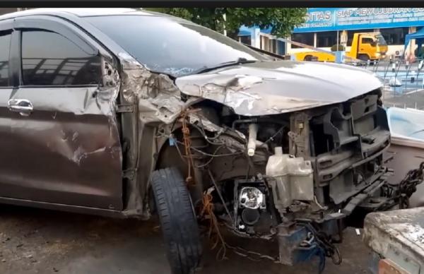 Ngeri! Ertiga Tabrak Truk di Jombang gegara Sopir Ngantuk, 1 Luka Berat