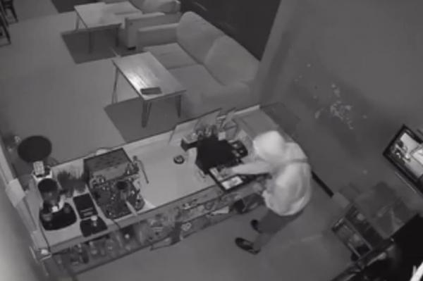 Terekam CCTV! Pria di Lumajang Bobol Kafe Mengaku Terdesak Ekonomi