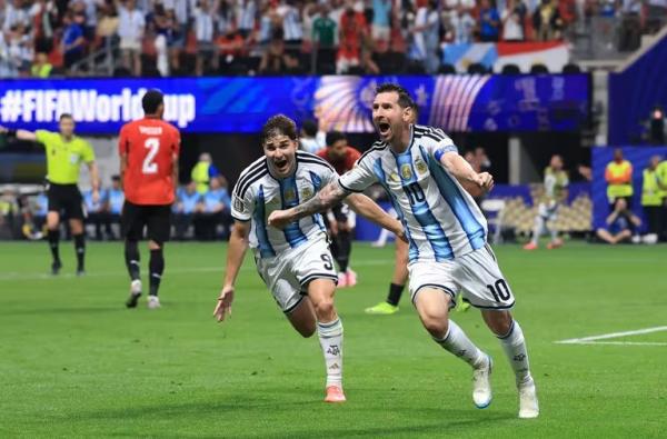 Lionel Messi memecahkan rekor Diego Maradona sebagai pemberi assist terbanyak Argentina di Piala Dunia (Foto: FIFA)