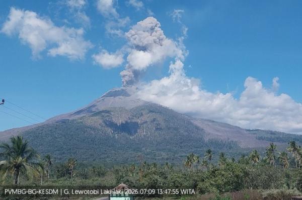 Gunung Lewotobi Laki-laki Meletus, Muntahkan Kolom Abu Setinggi 1 Km