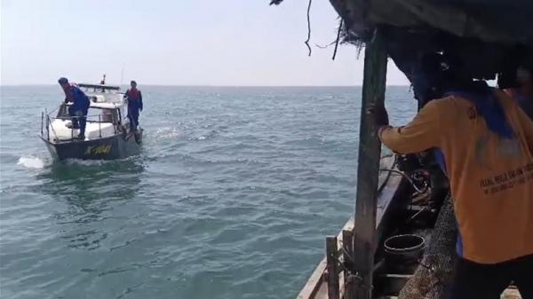 KM Entok Bawa 19 ABK Hilang Kontak di Perairan Kangean, Keluarga Datangi Posko