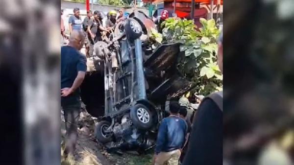 Kecelakaan di Maros, Avanza Terjungkal di Saluran Air hingga Pengemudi Terjebak