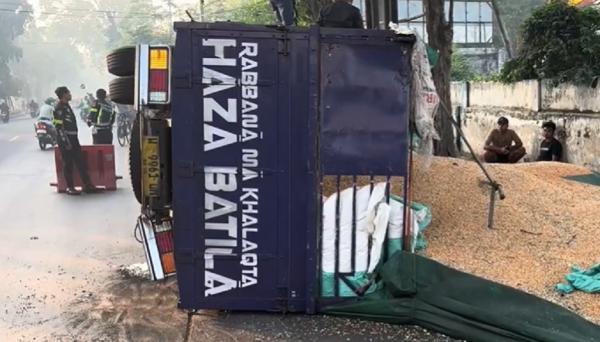 Kecelakaan di Mojokerto, Truk Angkut Jagung 10 Ton Terguling gegara Patah As