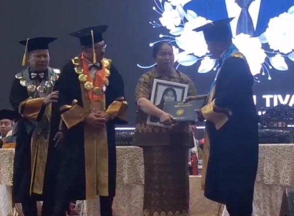 Kisah Haru di Wisuda Unesa, Ibu Gantikan Anaknya yang Meninggal usai Operasi