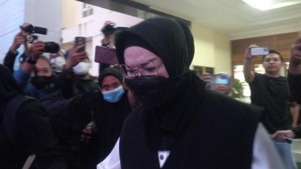 Bupati Sukoharjo Etik Suryani Dibawa ke Jakarta Usai OTT KPK, 6 Koper Ikut Diamankan