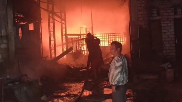 Kebakaran Hebat di Lamongan, Gudang Rongsok Beserta Isinya Hangus Dilalap Api