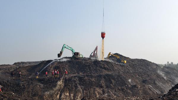 Petugas gabungan melakukan operasi pendinginan dalam penanganan kebakaran Tempat Pembuangan Akhir (TPA) Jatiwaringin, Kecamatan Mauk, Kabupaten Tangerang. (Foto: Dok. BNPB)