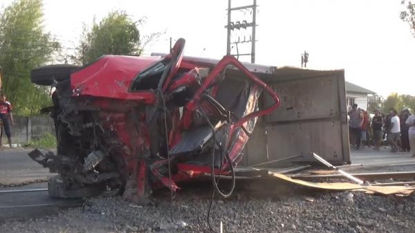 Truk Ditabrak KA Logawa hingga Terpental Timpa Pemotor, 1 Orang Tewas 1 Luka